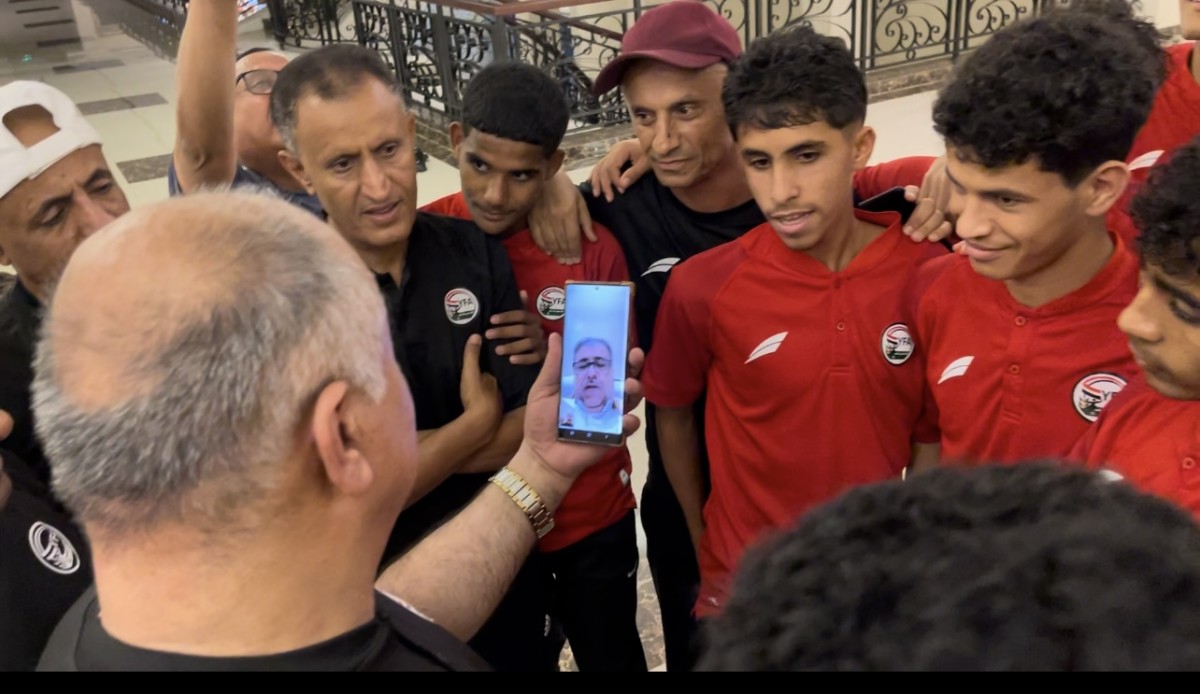 رئيس الاتحاد الشيخ  العيسي يهنئ لاعبي منتخب الناشئين عقب فوزهم وتصدرهم لمجموعتهم الآسيوية