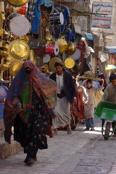 مليشيات الحوثي تغلق الأسواق والمراكز التجارية في صنعاء خلال ليالي رمضان