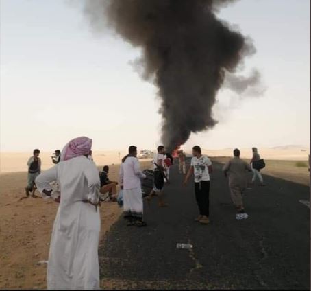 بالصور.. إحتراق باص سياحي في خط العبر يقل عشرات العالقين العائدين