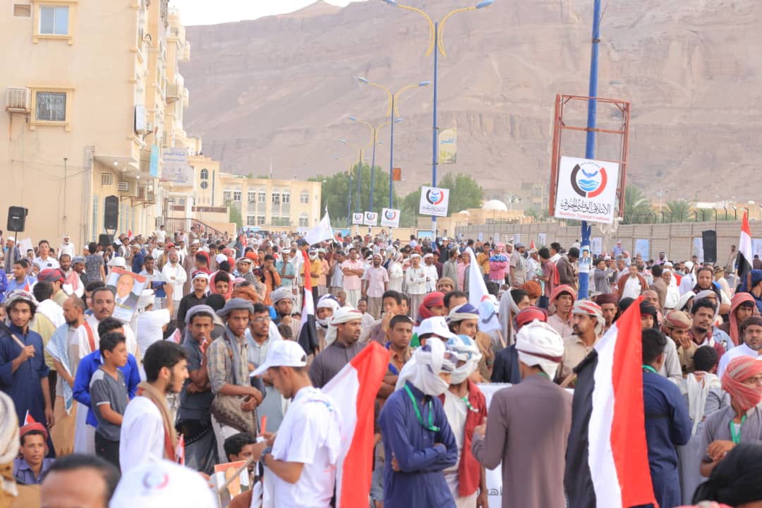 بالصور.. جماهيرية حاشدة بحضرموت تؤكد وقوفها خلف قيادة الائتلاف الوطني الجنوبي لتحقيق تطلعات أبناء المحافظة