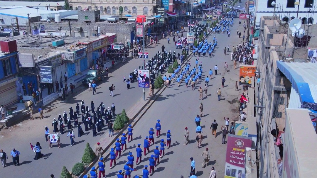 الوزير نايف البكري يهنئ شباب الكشافة المرشدات في مارب بنجاح مهرجان عيد الثورة