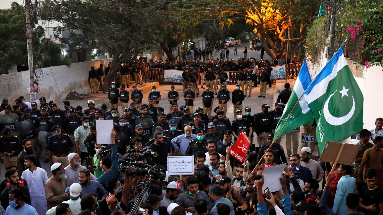 باكستان.. الشرطة تطلق قنابل الغاز على متظاهرين حاولوا الاقتراب من السفارة الفرنسية