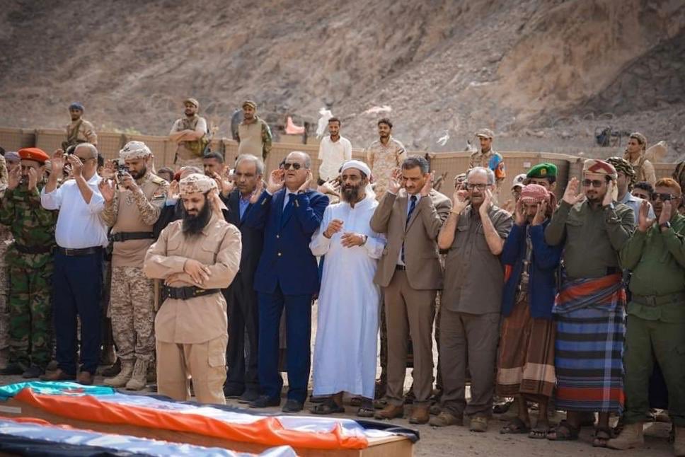 صورة لمحافظ عدن يؤدي الصلاة على قتلى الانتقالي  في مواجهة الشرعية ومغطين بعلم الانفصال تثير الاستعجاب!!