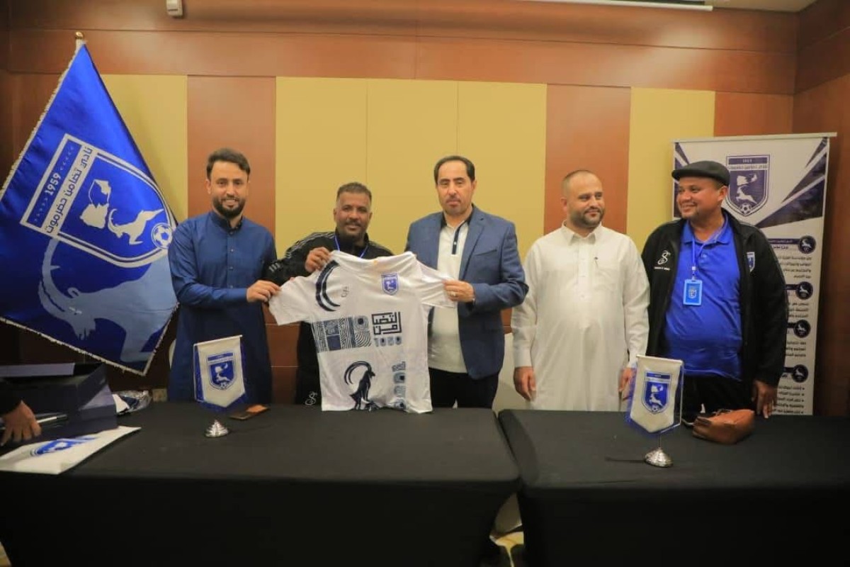 الوزير البكري يلتقي بعثة نادي التضامن حضرموت بمعسكره في السعودية