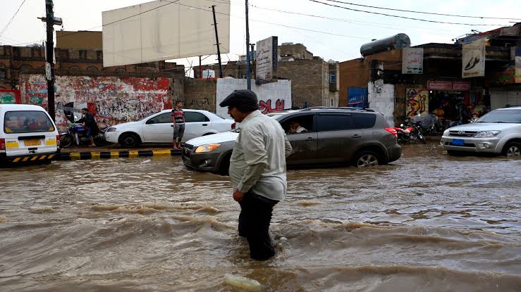 وفاة 19 شخصا وتضرر نحو 17 ألف أسرة بمأرب وعزل مديريات عن مركز المحافظة بسبب السيول