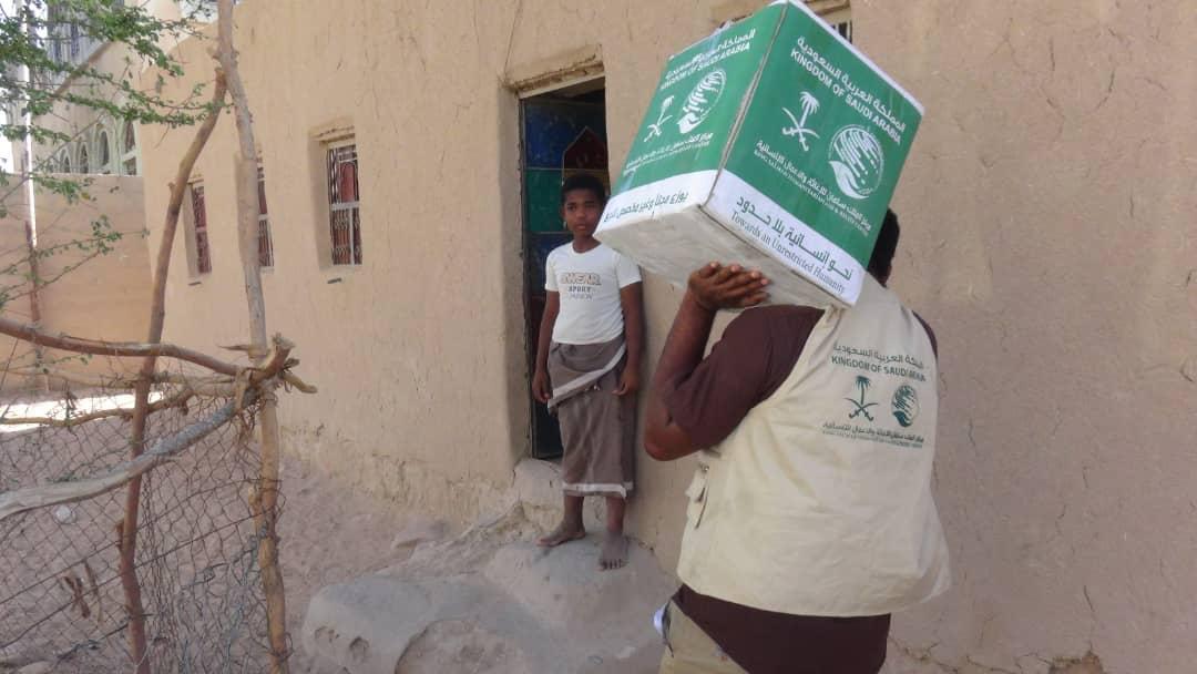 مركز الملك سلمان للإغاثة يوزع 740 سلة غذائية في مديرية حبان بشبوة