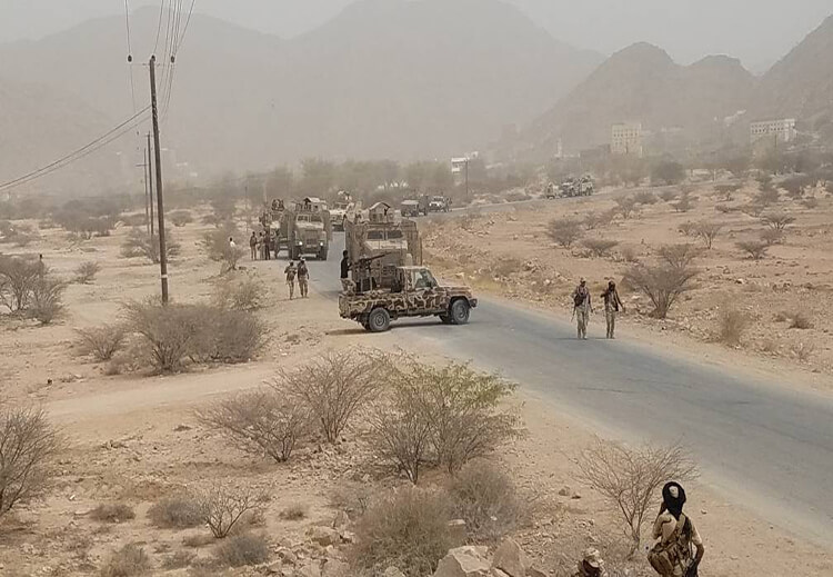 شبوة .. الجيش يقصف معسكر المليشيات المتمردة على الشرعية في مفرق مصينعه.