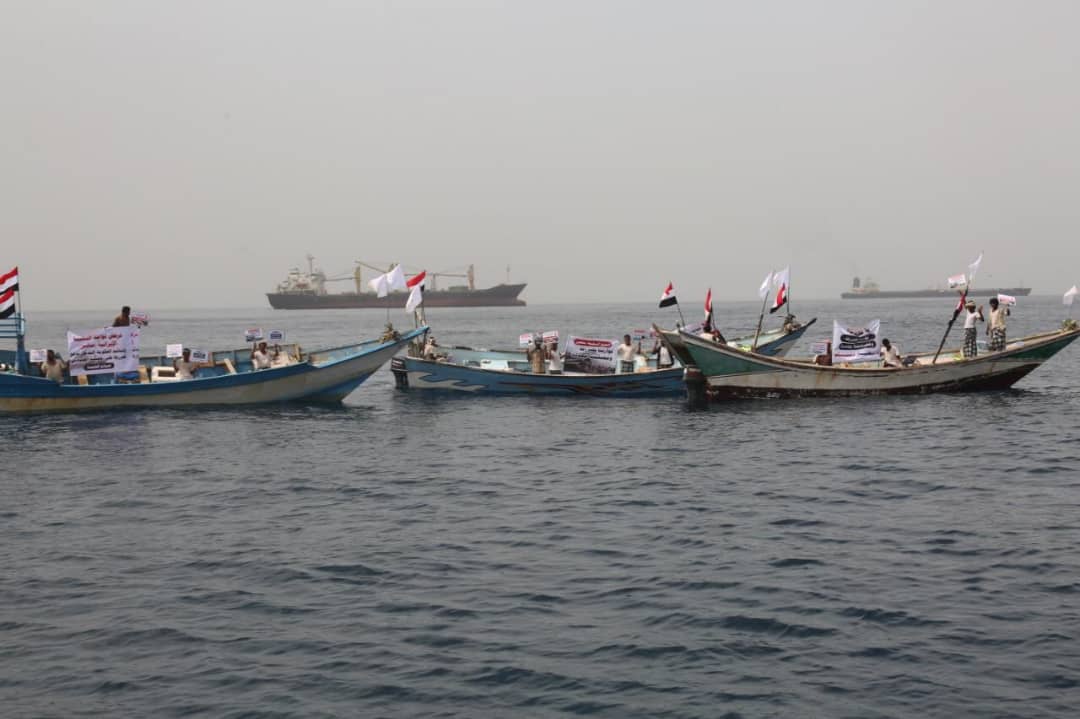 صيادون يمنيون يجددون رفضهم لتواجد السفينة الإيرانية المشبوهة “سافيز ” بالمياه الإقليمية