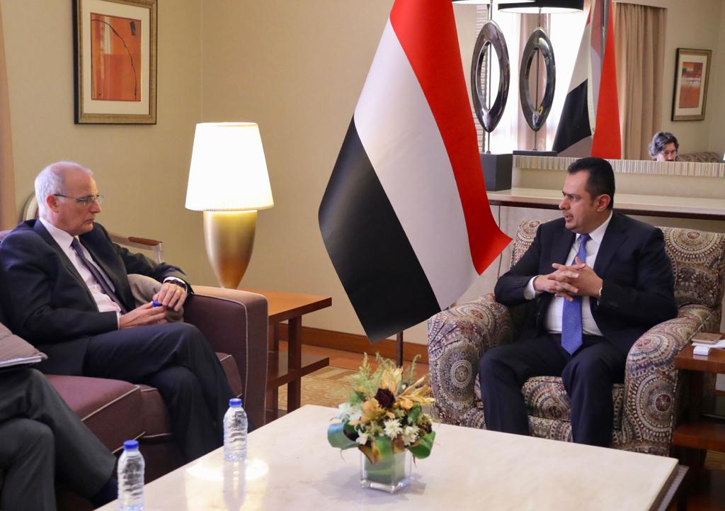 رئيس الوزراء يناقش مع السفير البريطاني مستجدات الأوضاع في اليمن