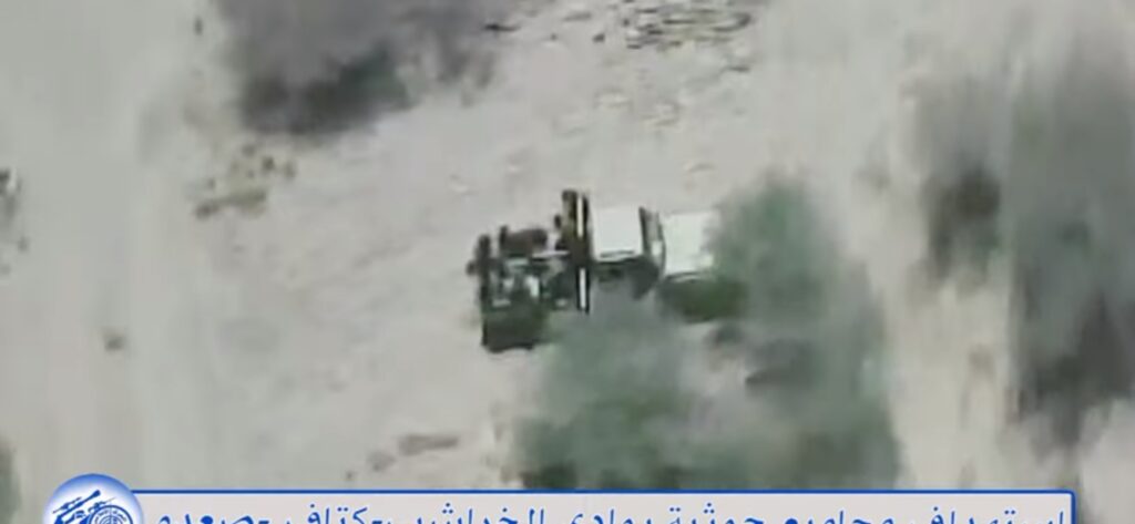 شاهد استهداف عربة تقل عدداً من العناصر الحوثية “فيديو”