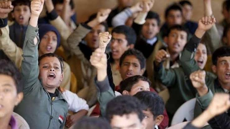 مليشيات الحوثي تفرض ترديد “قَسَم الولاية” في 8 آلاف مدرسة