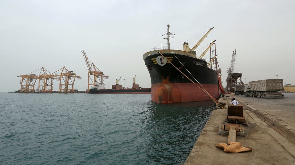 الحكومة تؤكد سماحها لعشر سفن بالدخول إلى ميناء الحديدة وتتهم المليشيات بعرقلتها