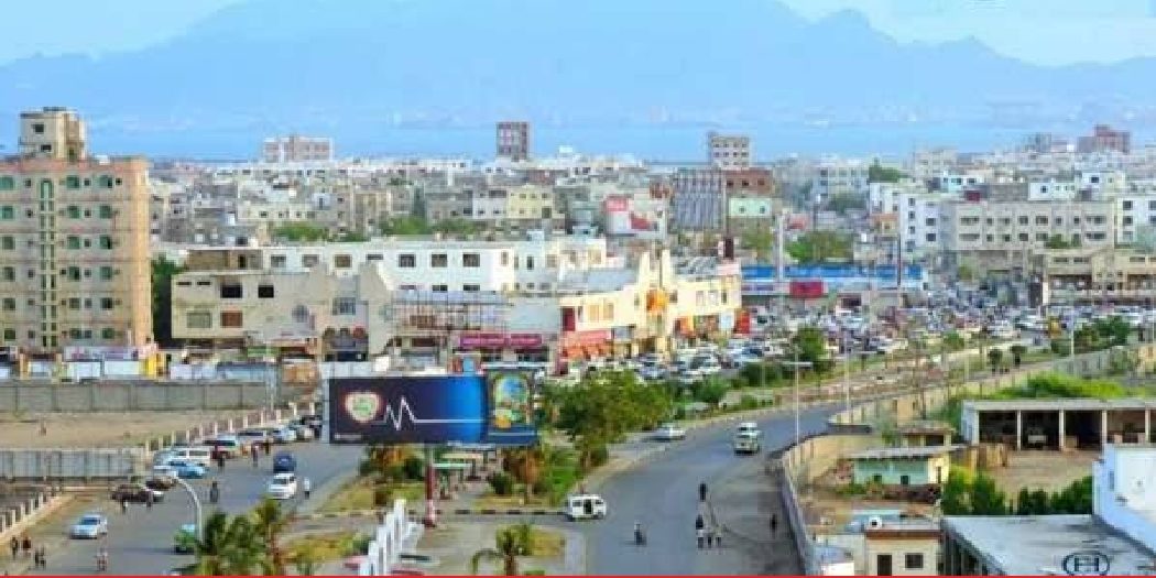 عشرات المتاجر والمطاعم تغلق أبوابها في عدن بسبب استمرار انهيار العملة