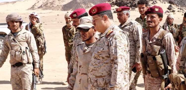 مأرب.. وزير الدفاع يتفقد معسكرات الاستقبال والتدريب بالمحافظة