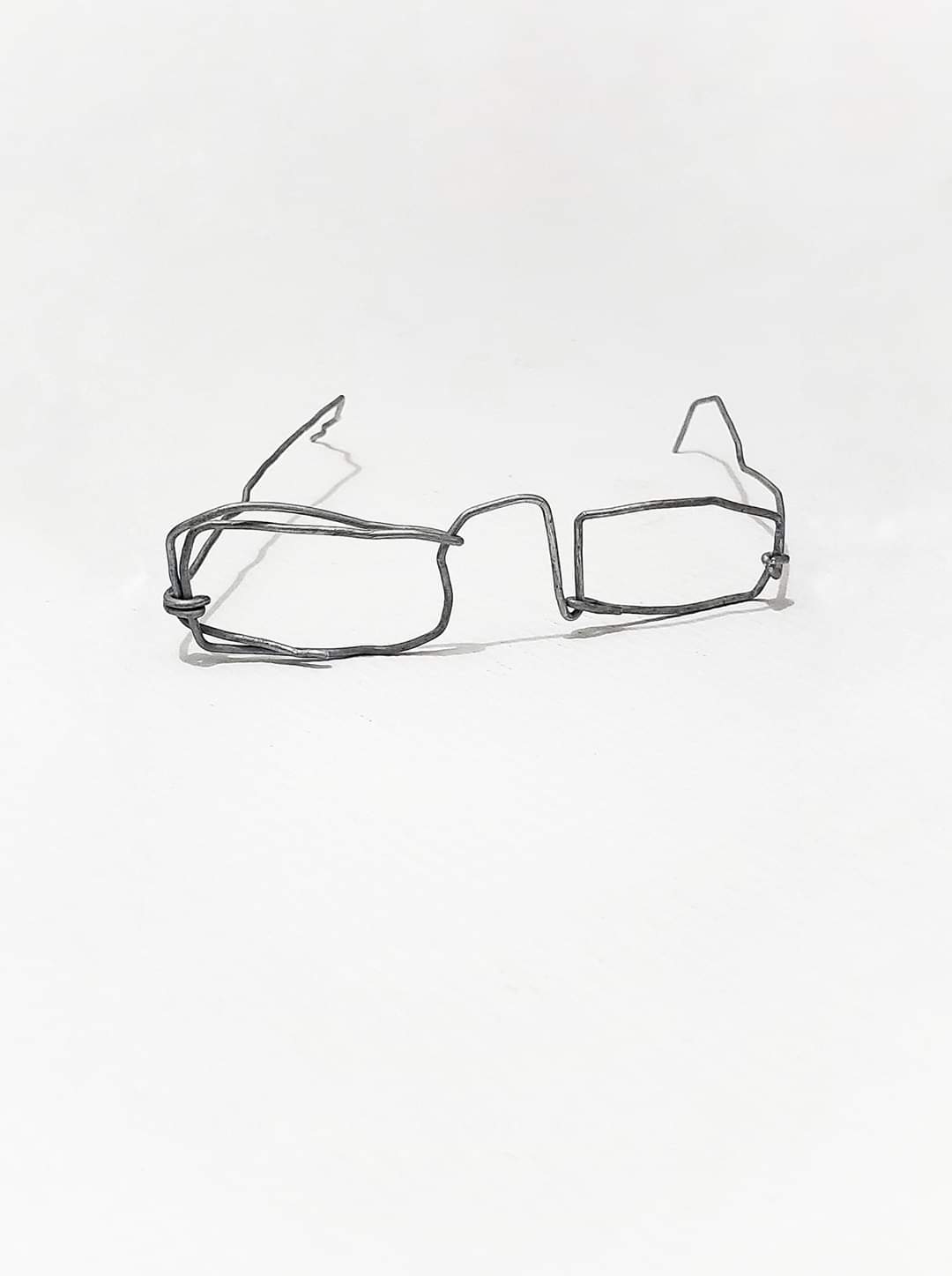 بيع نظارة طفل نازح بـ 2500000 ريال بالمزاد العلني