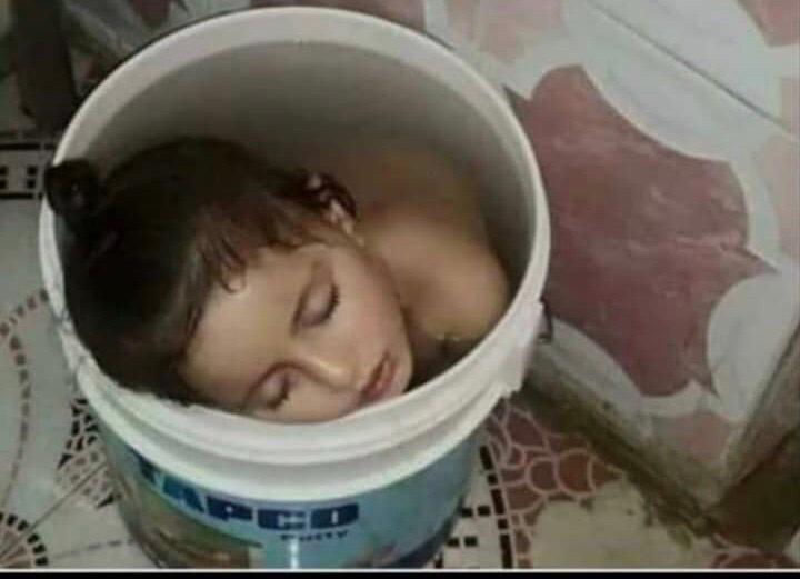 صورة طفلة بعدن تهرب من الحر الشديد تلهب مواقع التواصل الاجتماعي!!