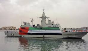 سفينة إماراتية تقل أسلحة تقتحم ميناء سقطرى وتفرغ حمولتها بالقوة 