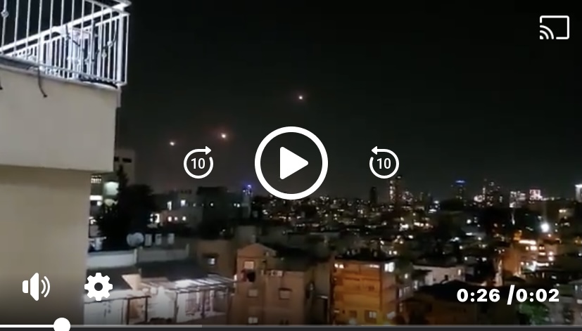 شاهد .. صفارات الانذار تنطلق في تل ابيب بعد اطلاق نحو 130 صاروخًا عليها من قطاع غزة