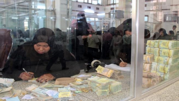جمعية الصرافين بعدن تعلن إضرابًا شاملًا احتجاجًا على انهيار العملة الوطنية