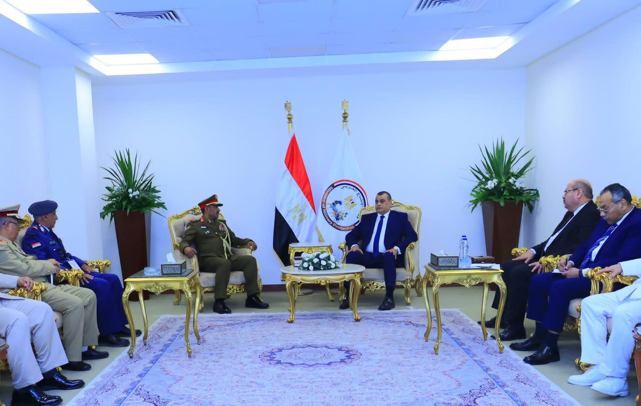 رئيس الأركان يبحث مع وزير الإنتاج الحربي المصري التعاون العسكري بين البلدين