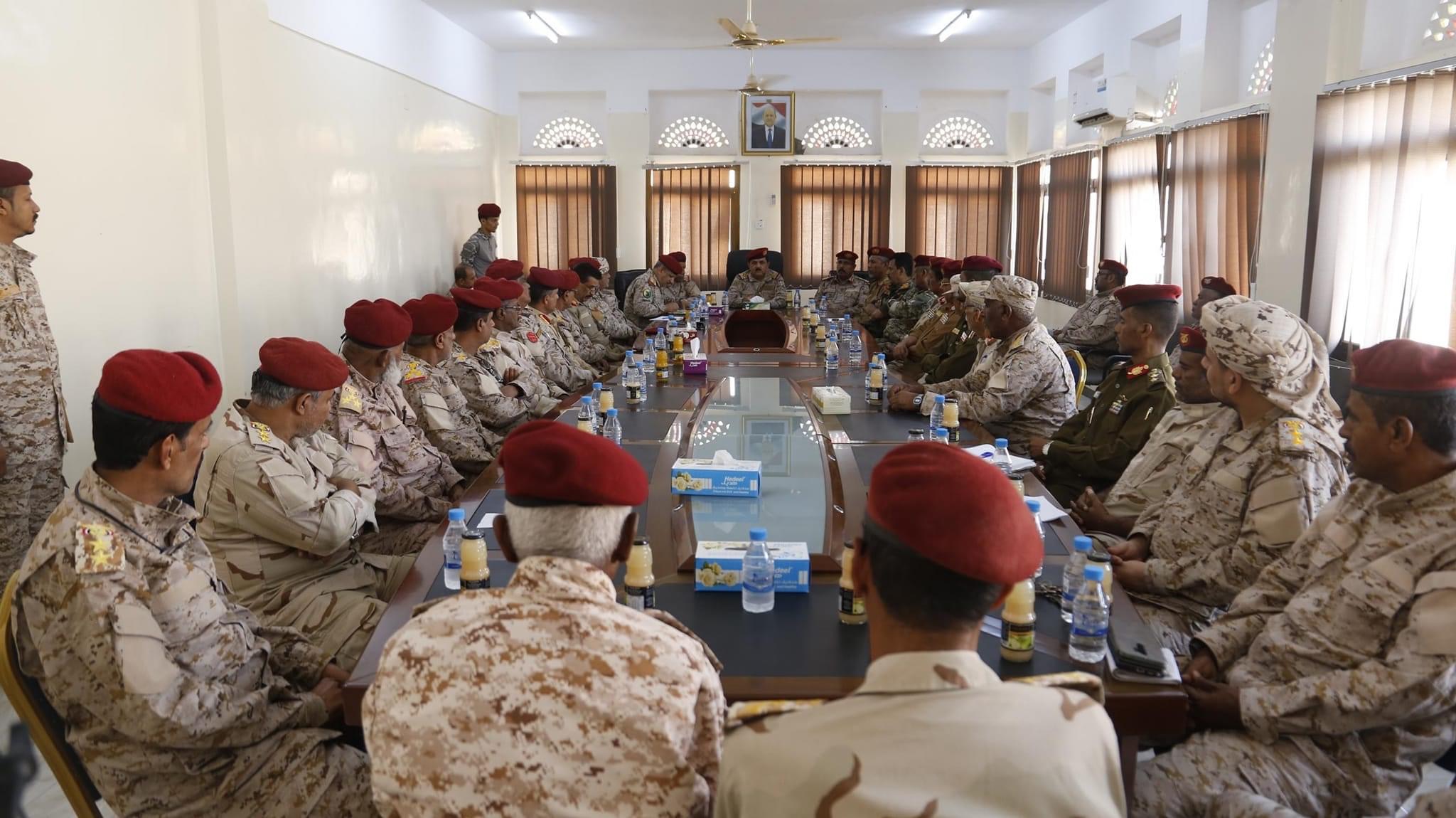 وزير الدفاع يعقد اجتماعا موسعا بقيادة المنطقة العسكرية الثانية بالمكلا