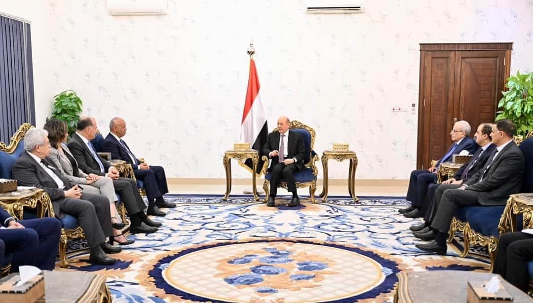 رئيس مجلس القيادة يستقبل وفدا برلمانيا واعلاميا مصريا